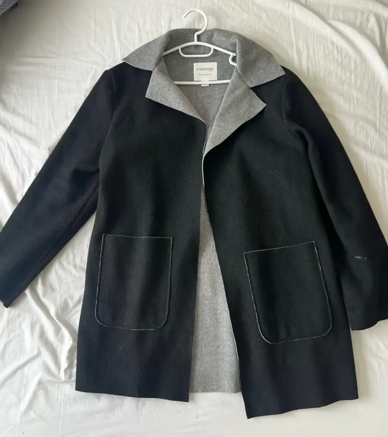 Abrigo negro con cuello gris para mujer - 1