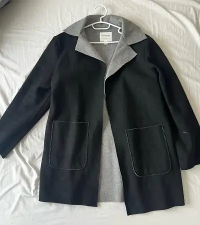 Abrigo negro con cuello gris para mujer - miniatura 1