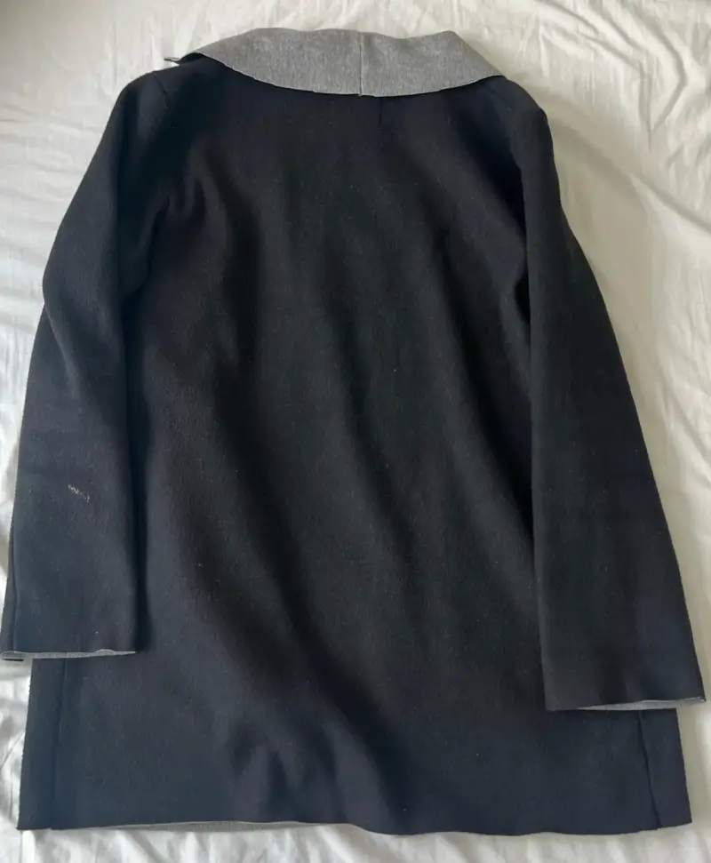 Abrigo negro con cuello gris para mujer - 2