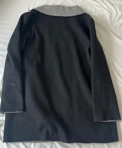 Abrigo negro con cuello gris para mujer - miniatura 2