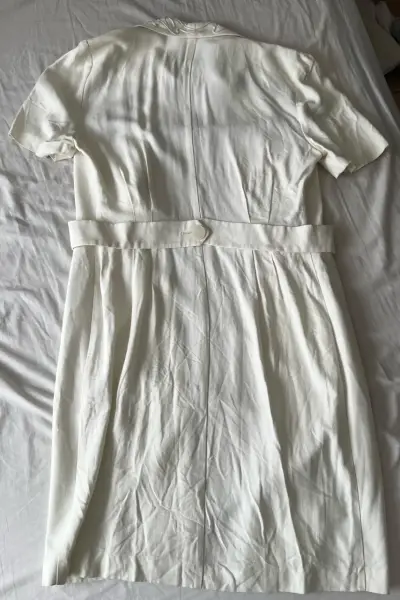 Vestido blanco elegante con bordado - miniatura 2