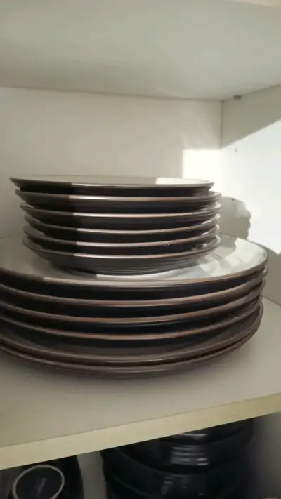 Juego de platos y tazas de cerámica negra basement - miniatura 1