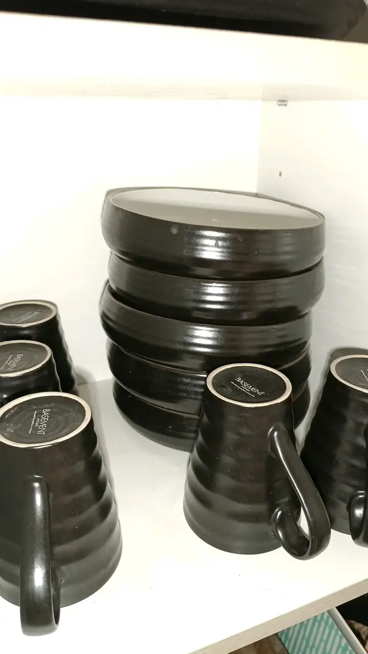 Juego de platos y tazas de cerámica negra basement - 2