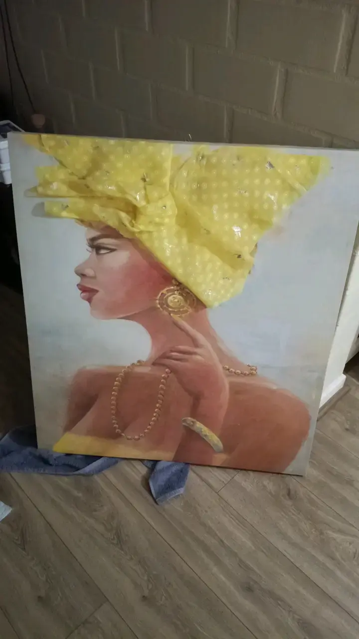Cuadro Decorativo de Mujer con Tocado Amarillo