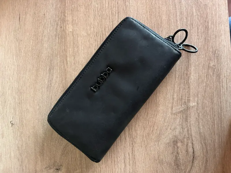 Cartera de mano negra Bubba con cierre