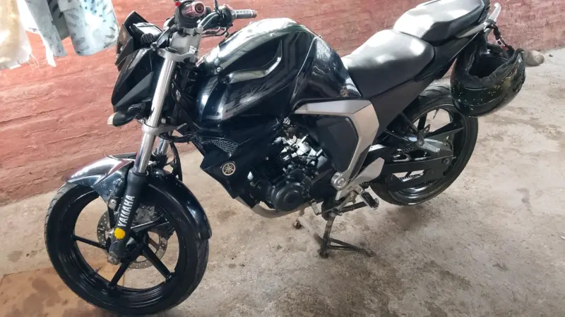 Moto Yamaha deportiva en buen estado