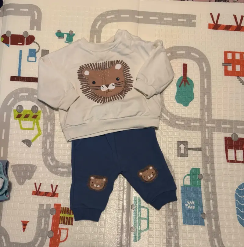 Conjunto de bebé con diseño de león - 1