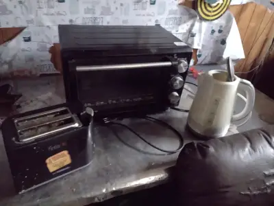 Horno eléctrico negro con controles manuales - miniatura 1