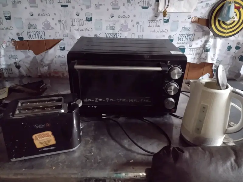 Horno eléctrico negro con controles manuales - 2