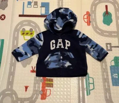 Polerón con capucha camuflado para bebé GAP - miniatura 1