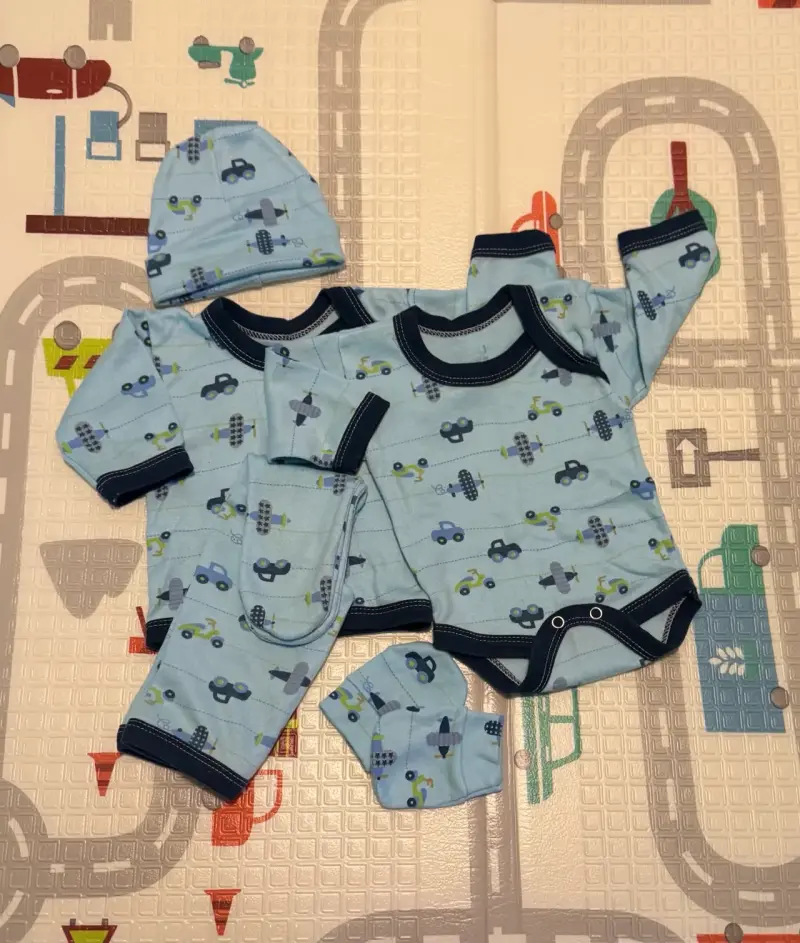 Conjunto de ropa para bebé con estampado de vehículos - 1