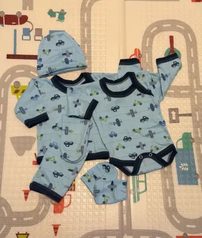 Conjunto de ropa para bebé con estampado de vehículos - miniatura 1