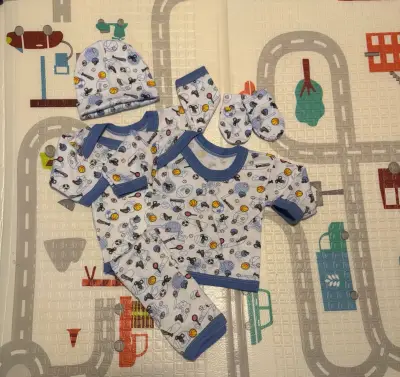 Conjunto de ropa para bebé con estampado de vehículos - miniatura 2