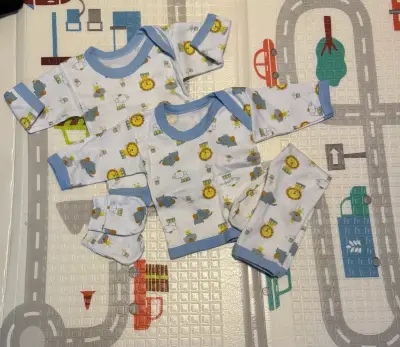 Conjunto de ropa para bebé con estampado de vehículos - miniatura 3