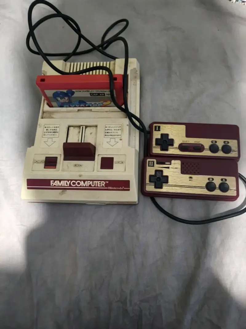 Consola Nintendo Family Computer con juegos