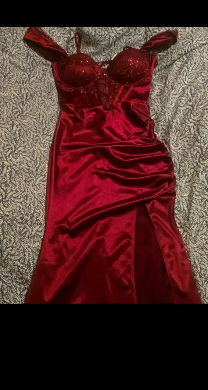 Vestido largo rojo con encaje y abertura - 1