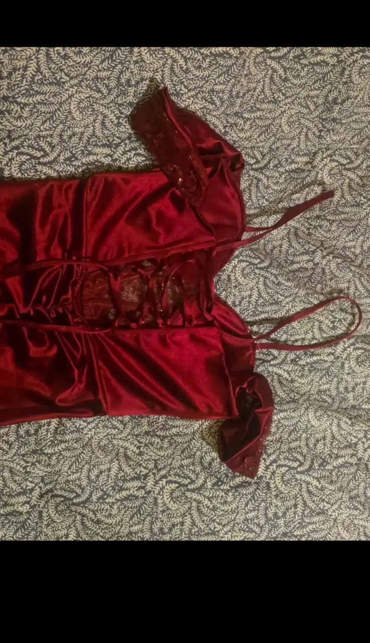 Vestido largo rojo con encaje y abertura - 2
