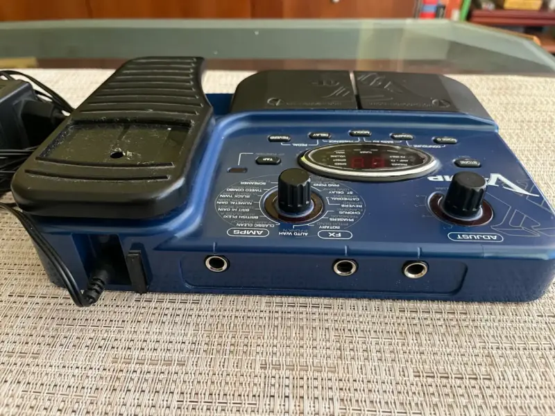 Pedal de efectos Behringer V-Amp con pedal de expresión - 6