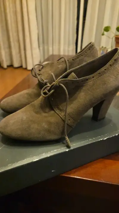Zapatos de tacón de gamuza gris para mujer - miniatura 1