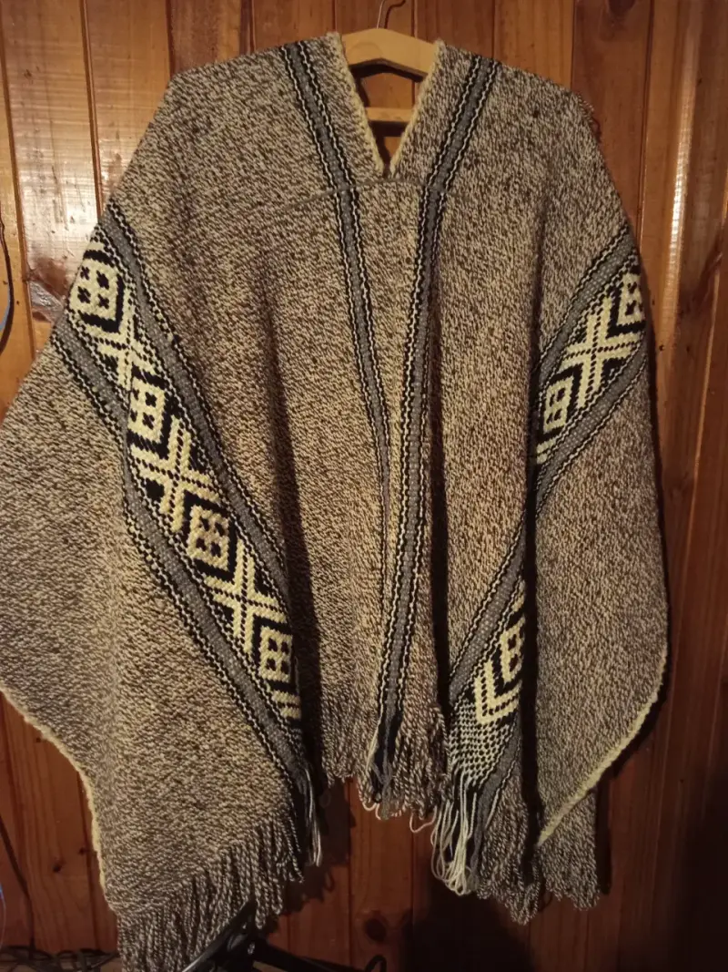Poncho artesanal de lana con diseño mapuche