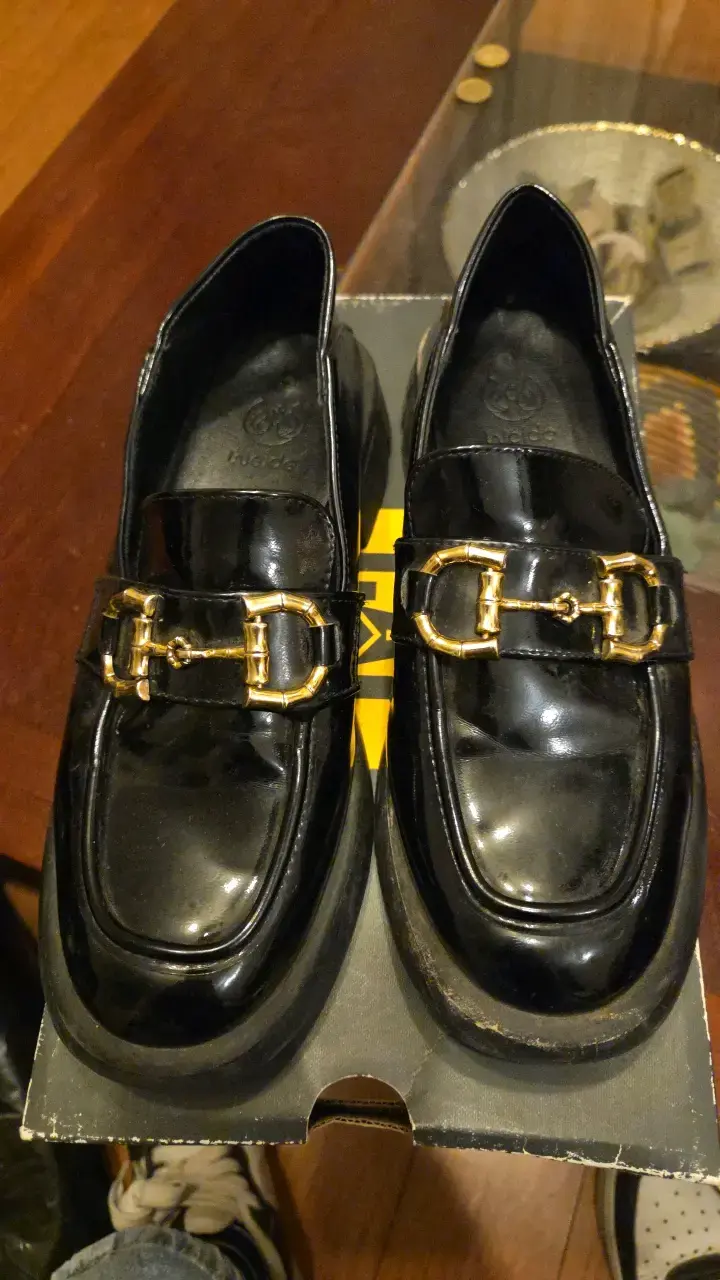 Zapatos de cuero negros con hebilla dorada - 1