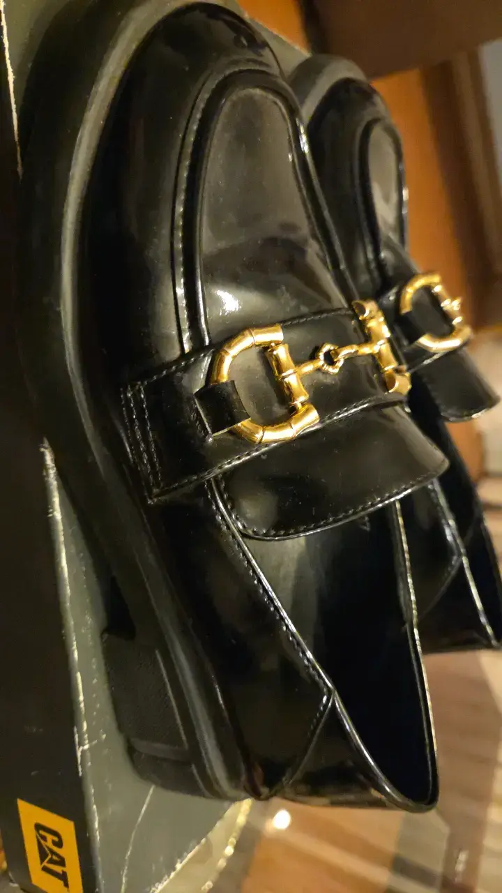 Zapatos de cuero negros con hebilla dorada - 2