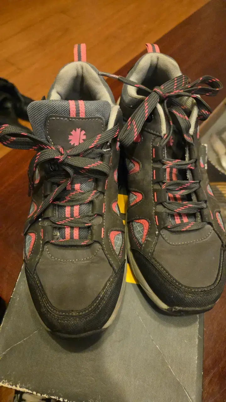 Zapatillas de trekking negras con detalles rojos - 1