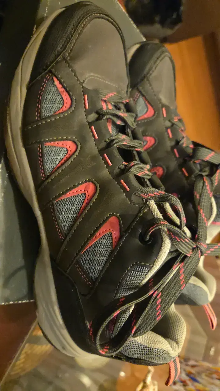 Zapatillas de trekking negras con detalles rojos - 2