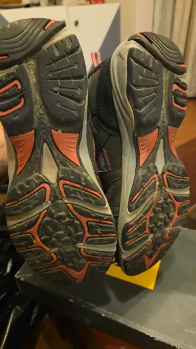 Zapatillas de trekking negras con detalles rojos - miniatura 3