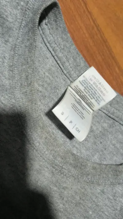 Polera gris con estampado celeste en desgaste - miniatura 3