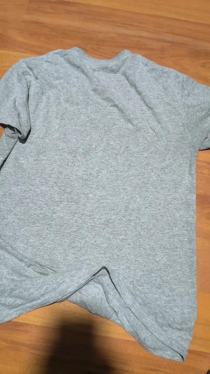 Polera gris con estampado celeste en desgaste - 4