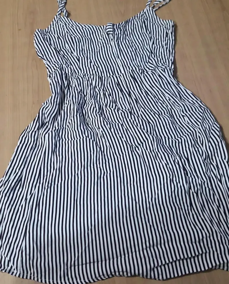 Vestido de tirantes a rayas blanco y negro