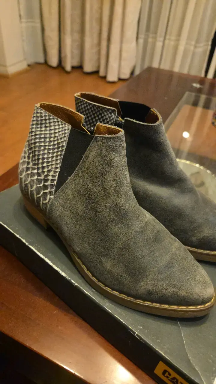 Botines de cuero gris con diseño de serpiente - 1