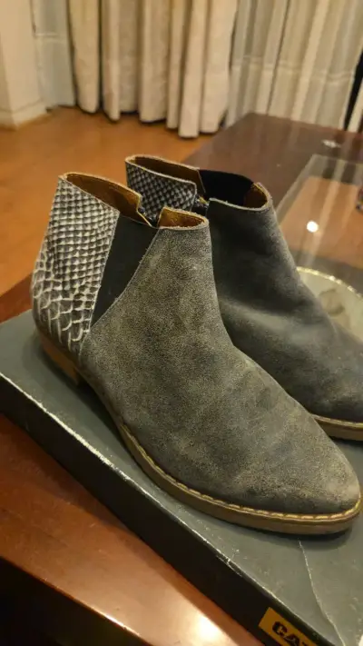 Botines de cuero gris con diseño de serpiente - miniatura 1
