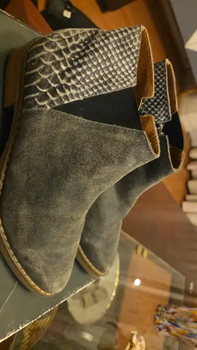 Botines de cuero gris con diseño de serpiente - miniatura 2