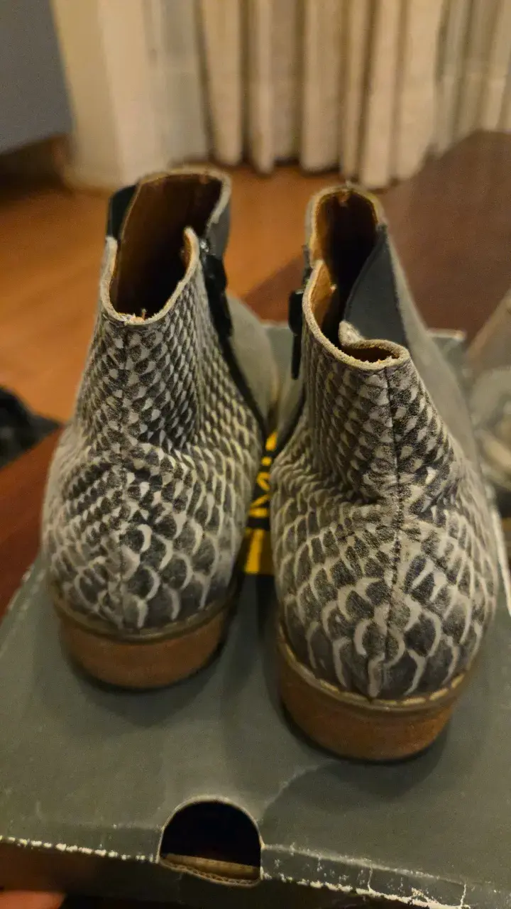 Botines de cuero gris con diseño de serpiente - 3