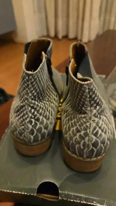 Botines de cuero gris con diseño de serpiente - miniatura 3