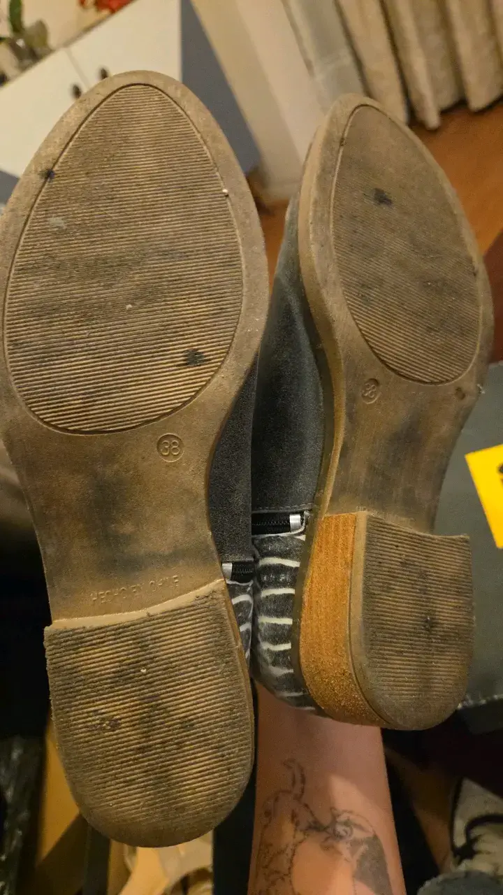 Botines de cuero gris con diseño de serpiente - 4