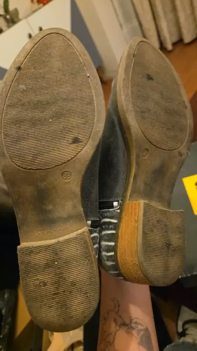Botines de cuero gris con diseño de serpiente - miniatura 4