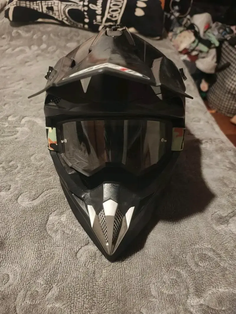 Casco de motocross negro con visera y gafas - 1