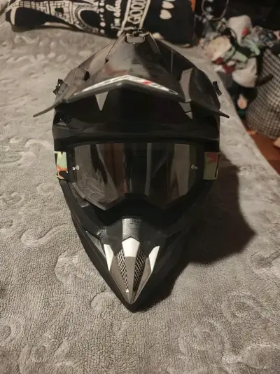 Casco de motocross negro con visera y gafas - miniatura 1
