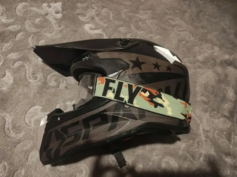 Casco de motocross negro con visera y gafas - 2