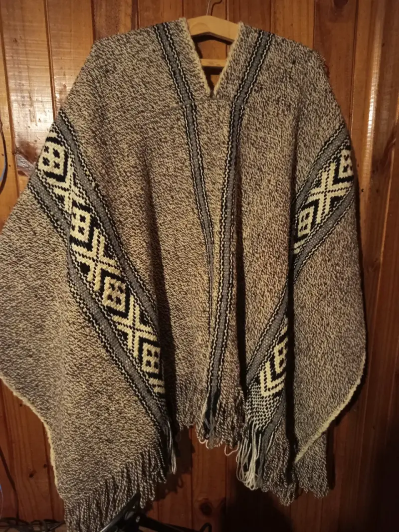 Poncho de lana artesanal con diseño mapuche