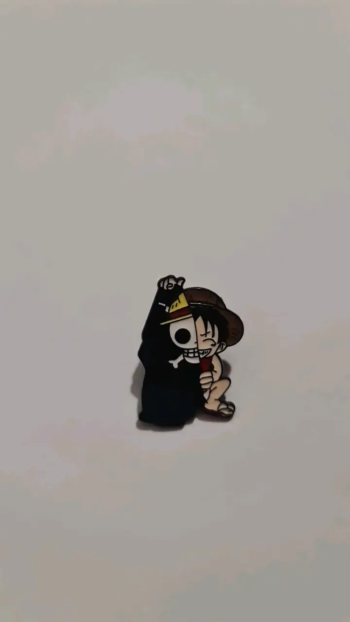 Pin de personaje anime con diseño único - 1