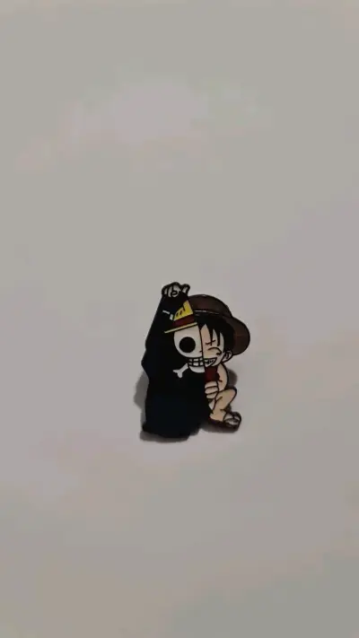 Pin de personaje anime con diseño único - miniatura 1