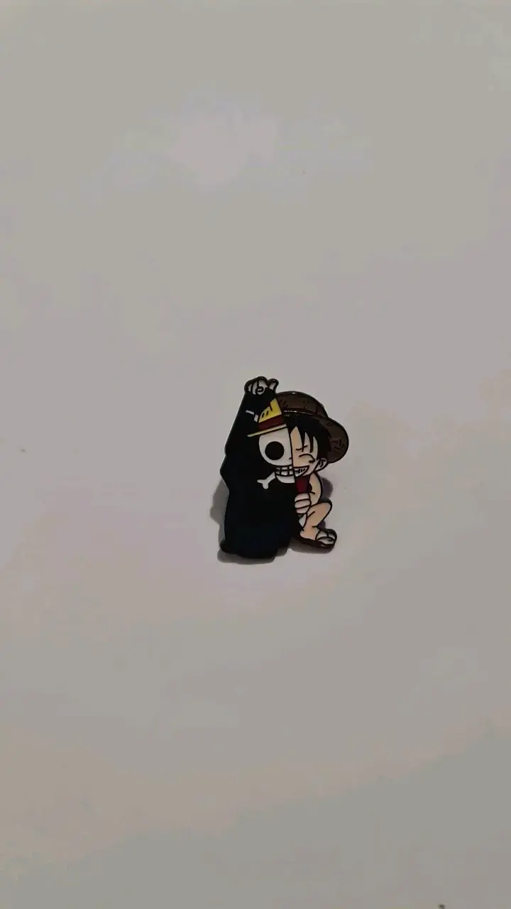 Pin de personaje anime con diseño único - 3