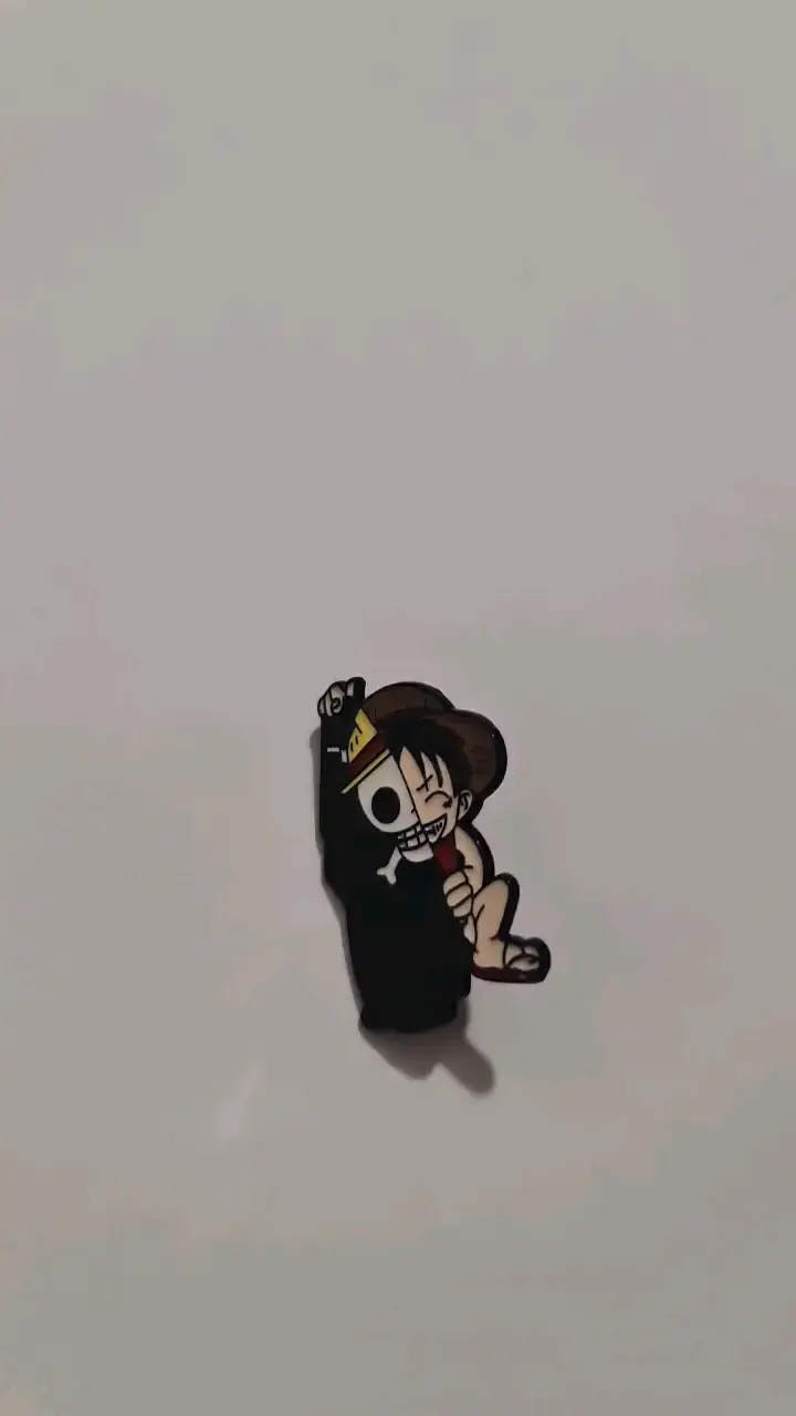 Pin de personaje anime con diseño único - 4