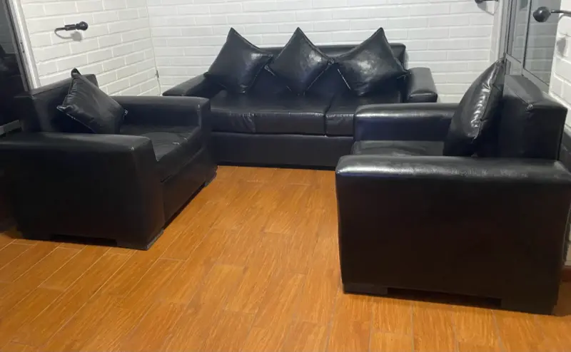 Juego de sillones de cuero negro en buen estado