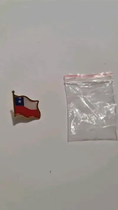 Pin de solapa bandera de Chile - miniatura 1