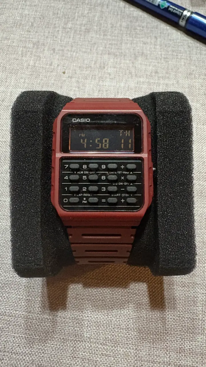 Reloj Casio Vintage con Calculadora Rojo - 1